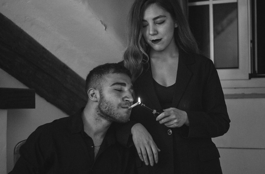 Donne latine che cercano relazioni serie su piattaforme di incontri online
