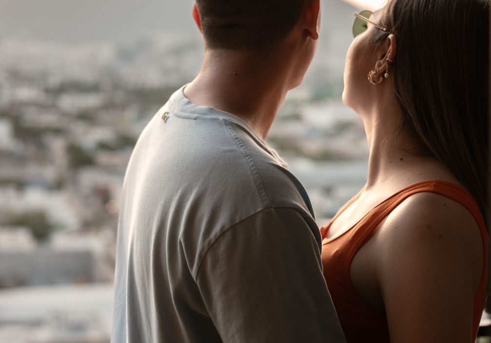 Online dating: starting a conversation on a niche platform