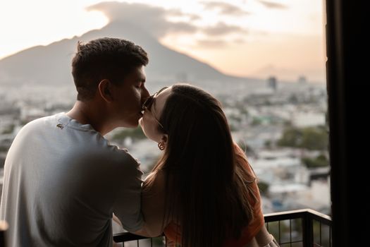 Free stock photo of abrazo beso, amor, amor joven