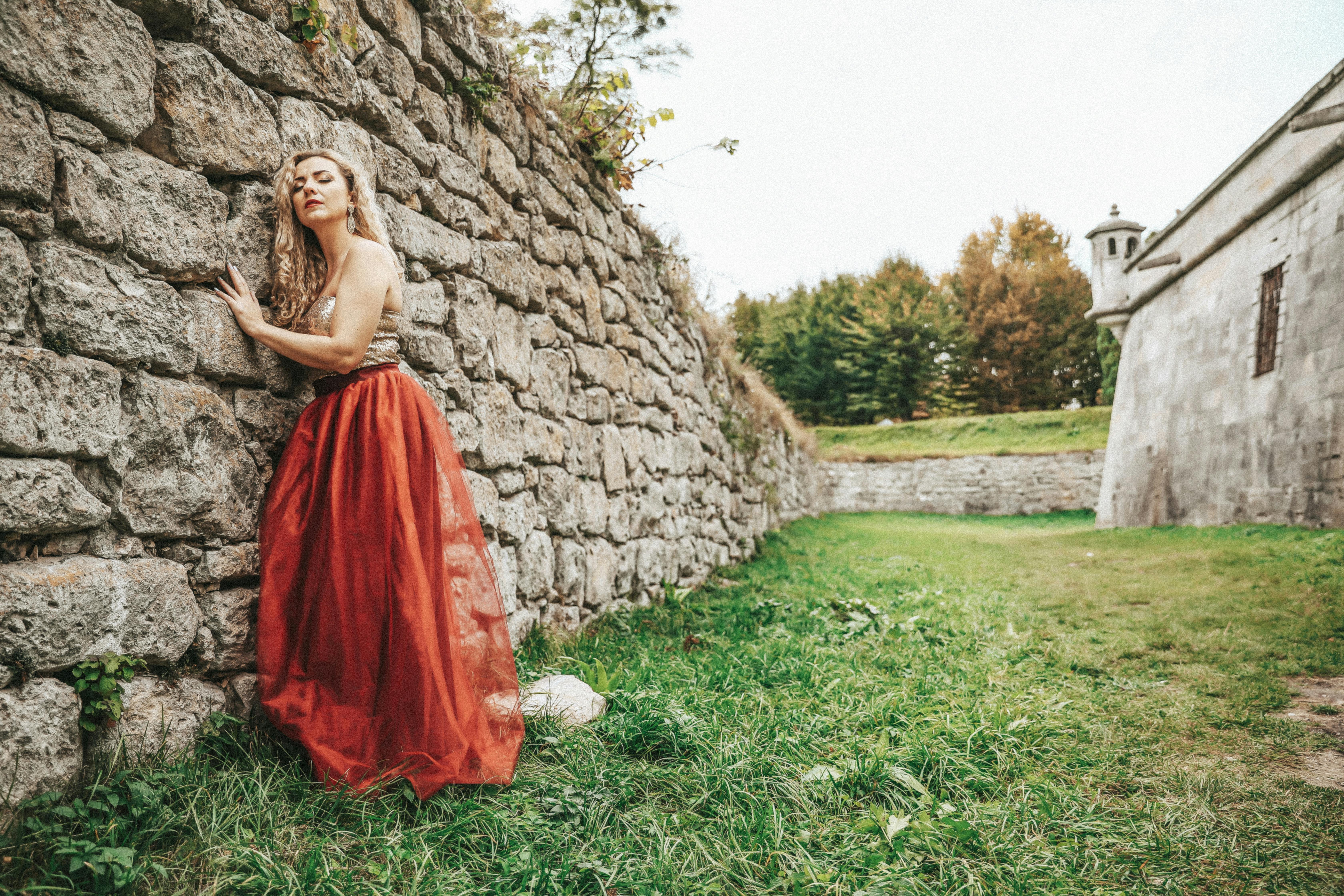 From vintage tops to maxi skirts, build your summer wardrobe with these it girl fashion trends — Photo by Alina  Rossoshanska