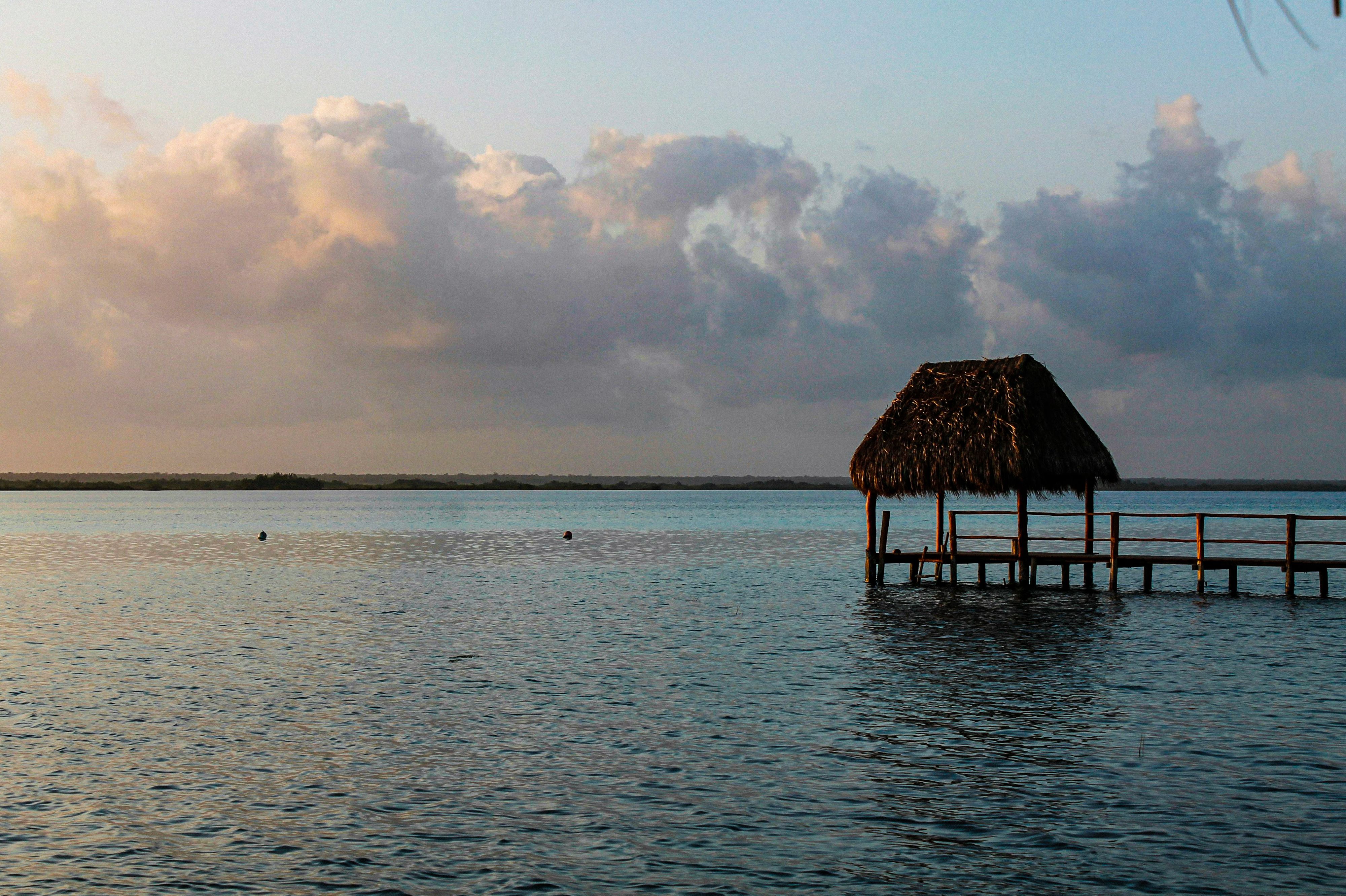 Ponton en bois de la lagune de Bacalar au lever du soleil, moment idéal pour le kayak