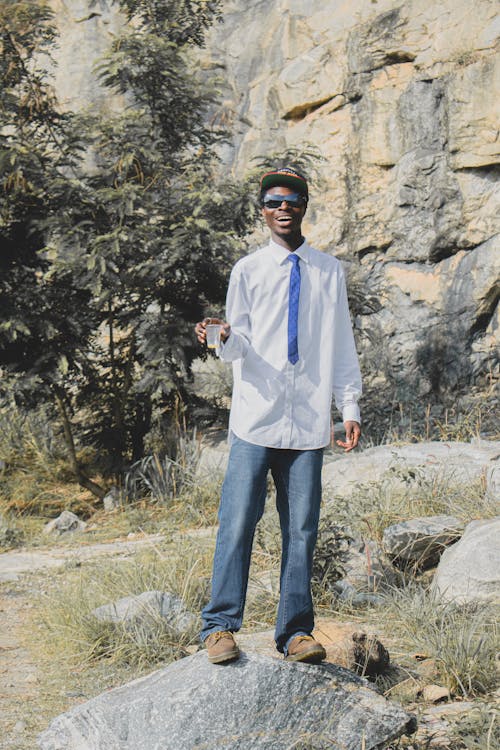 Бесплатное стоковое фото с белая рубашка, вертикальный выстрел, галстук