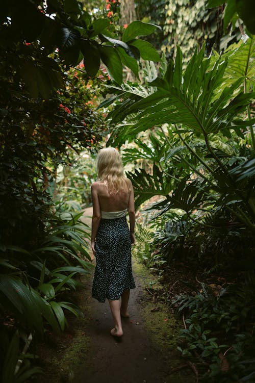 Kostnadsfri bild av blond, djungel, kjol