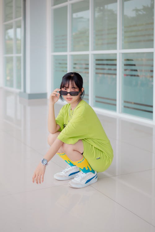 Gratis lagerfoto af asiatisk kvinde, blinkede, crouching