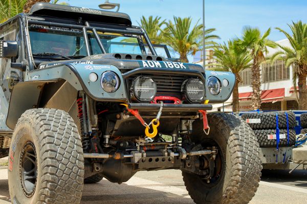 Off-road vehicle front bumper fitted with a recovery winch