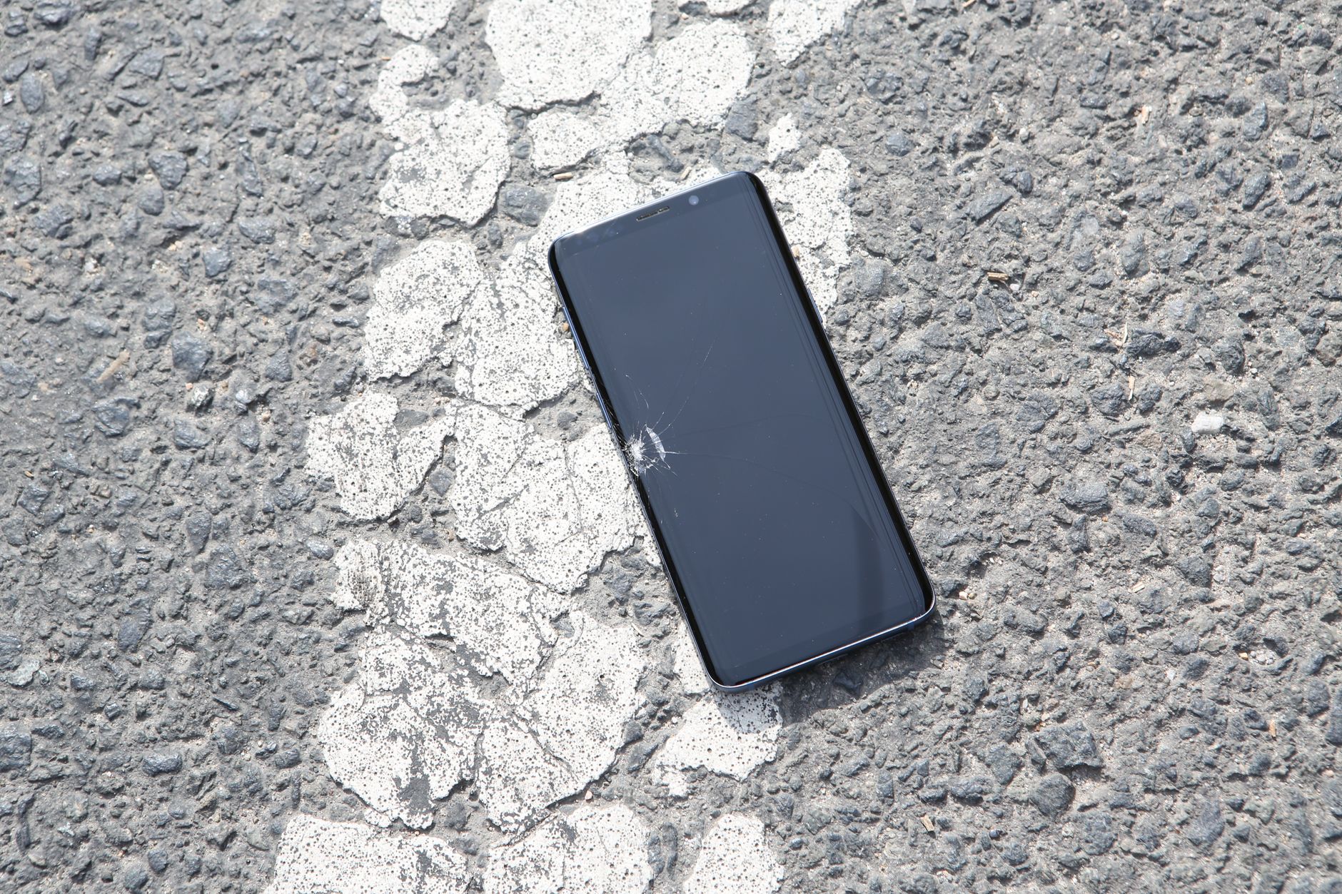 スマホの液晶漏れとは何か?症状と画面割れとの違いを理解しよう