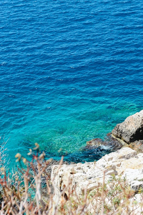 Kostnadsfri bild av blå, hav, klippstrand