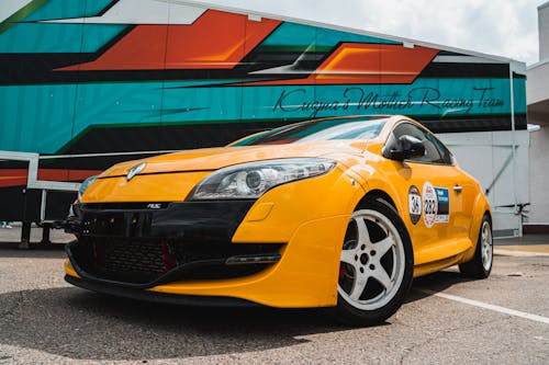 Gratis arkivbilde med bil, gul, hastighet