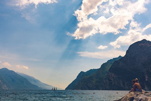 Mann Und Frau Sitzen Auf Stein Mit Blick Auf Körper Von Wasser Und Insel