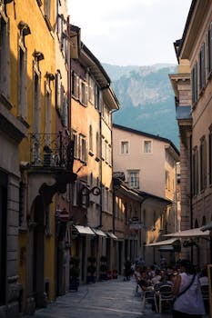 探索欧洲风景如画的小巷，那里挤满了人流和古色古香的咖啡馆