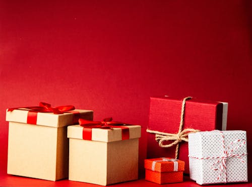 Fotobanka s bezplatnými fotkami na tému červené pozadie, darčekové krabičky, darčeky