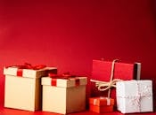 这些色彩缤纷的礼品盒，在浓郁的红色背景上饰有丝带，非常适合节日主题