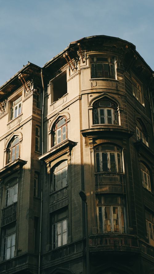 Free Classic European-style building facade in İstanbul during daylight. Stock Photo