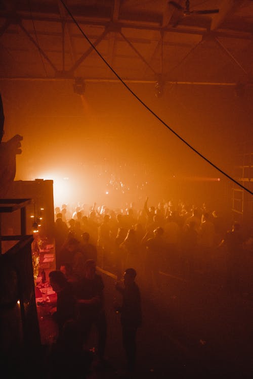 Бесплатное стоковое фото с аудитория, вертикальный выстрел, дым