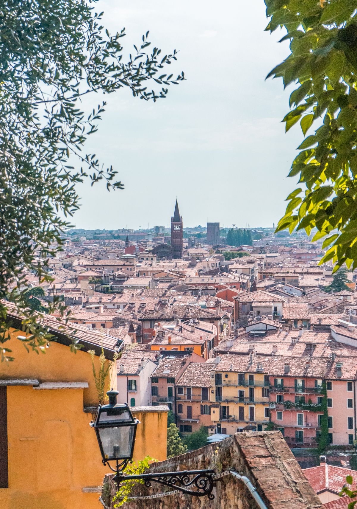 Unde te cazezi în Verona - panoramă cu arhitectura istorică a orașului