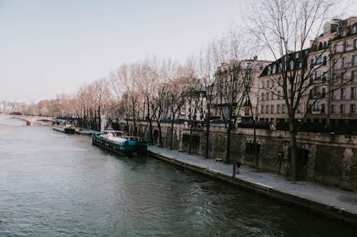 Bateau Blanc Et Noir Près Du Trottoir