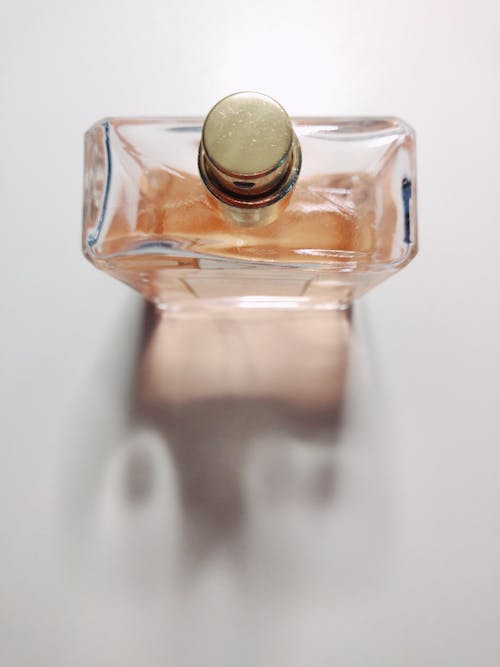 Základová fotografie zdarma na téma bílé pozadí, láhev, parfém