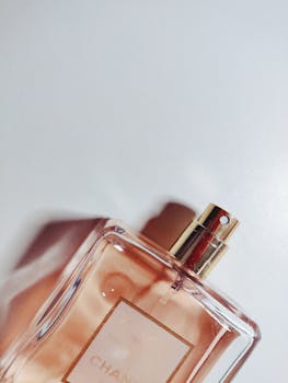 香水瓶的时尚阴影非常适合生活方式意象