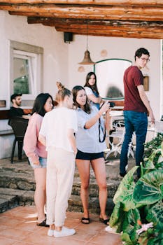 一群年轻人在户外露台上聚会休闲