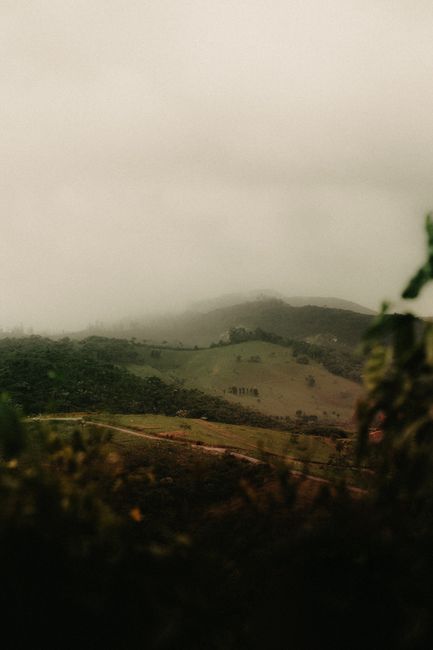 Fotomural Serena vista de una ladera cubierta de niebla en el campo de Brasil con vegetación frondosa.
