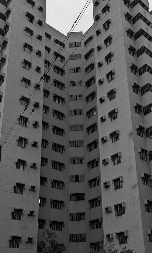 Kostenloses Stock Foto zu apartments, mauer, schwarz und weiß