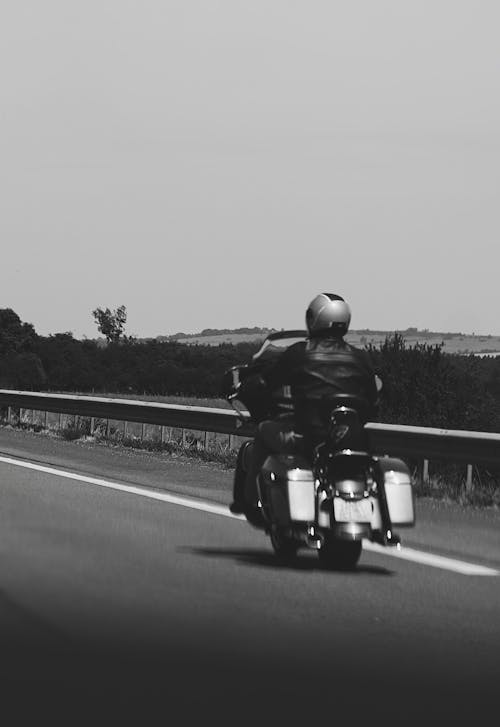Foto d'estoc gratuïta de blanc i negre, carretera, moto