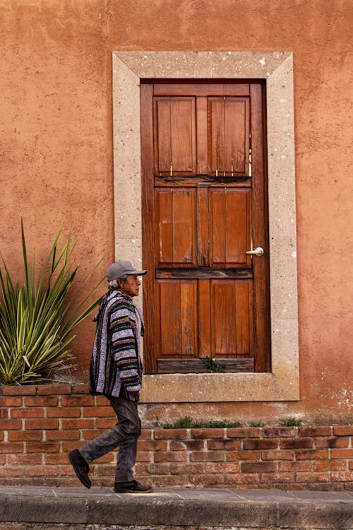 건물, 걷고 있는, 남자의 무료 스톡 사진