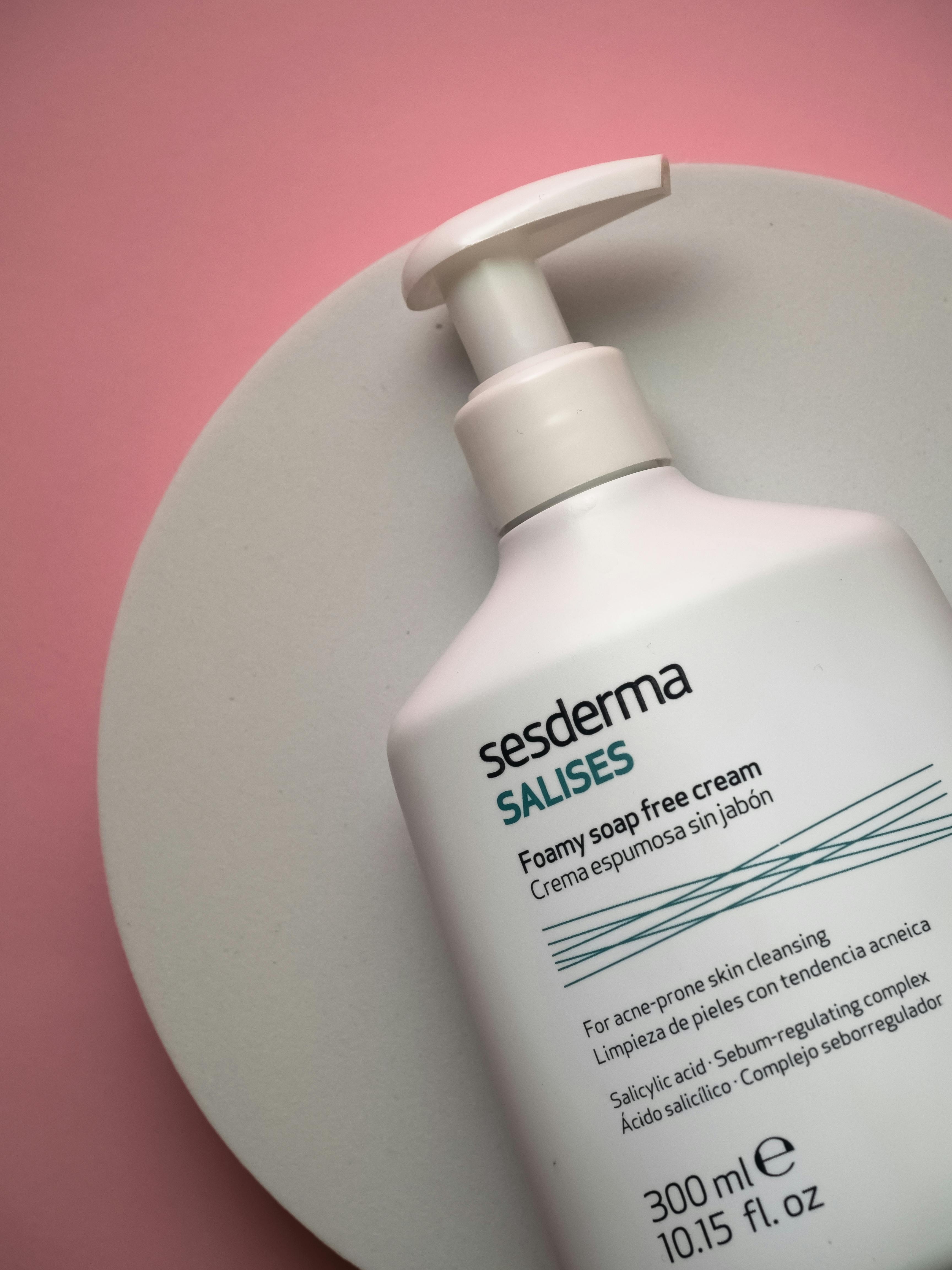 Close-up of Sesderma SALISES foamy soap free cream on a pink background, highlighting skincare.