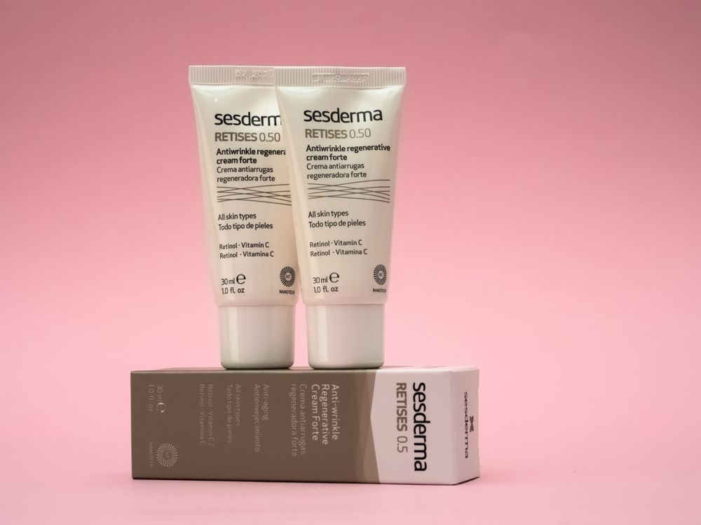 Frasco de crema con retinol