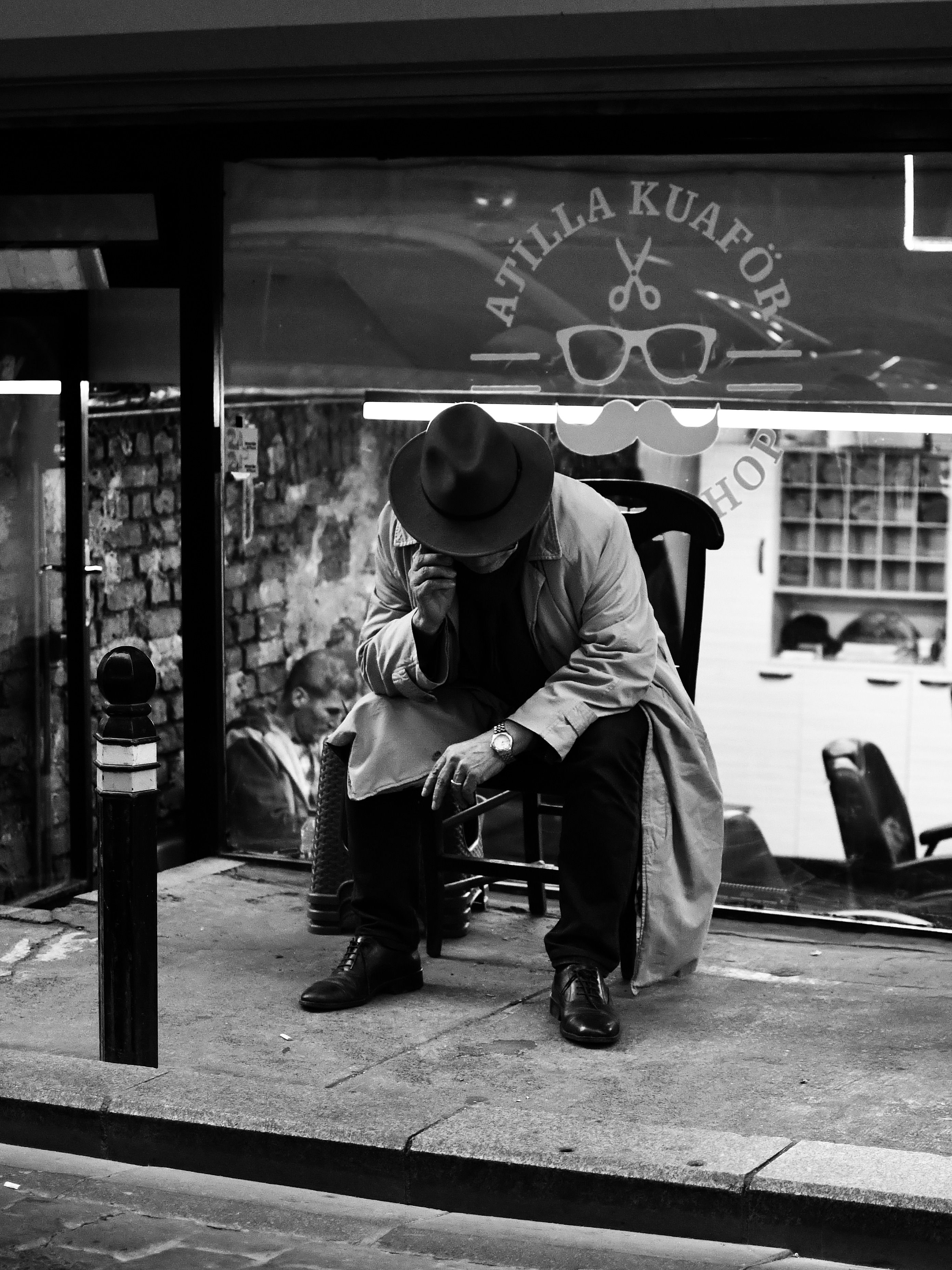 Hombre Con Sombrero Sentado En La Acera Y Hablando Por Teléfono · Foto ...