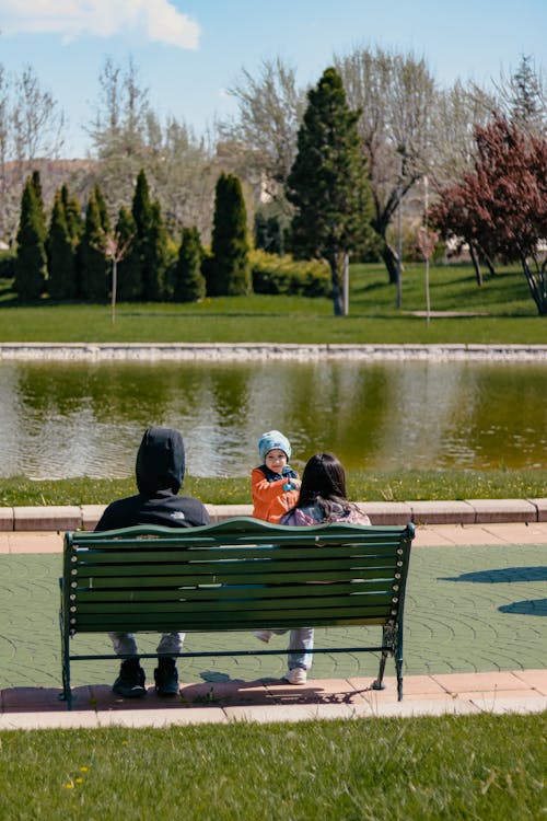 Fotobanka s bezplatnými fotkami na tému dieťa, jazierko, lavička