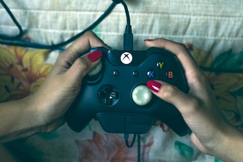 Free Persoon Met Microsoft Xbox One Controller Stock Photo