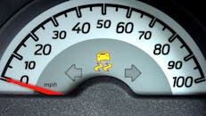 汽车速度计特写，显示警告指示器