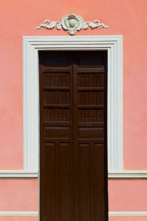Free Classic wooden door on a vibrant pink wall in Mérida, Mexico. Stock Photo