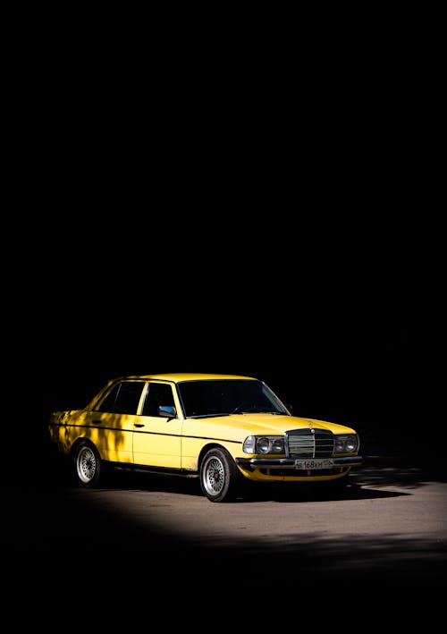 Foto d'estoc gratuïta de clàssic, cotxe groc, espai per a text