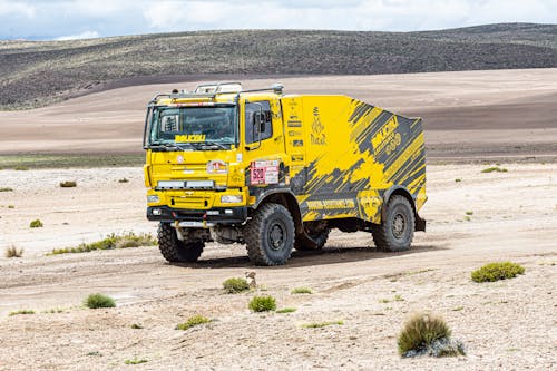 Foto d'estoc gratuïta de àrid, camió groc, desert