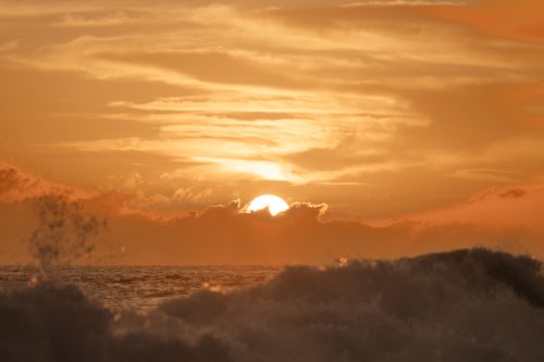 Free Mesmerizing view of the sunset over ocean waves at Kailua-Kona, Hawaii. Perfect for travel and nature enthusiasts. Stock Photo