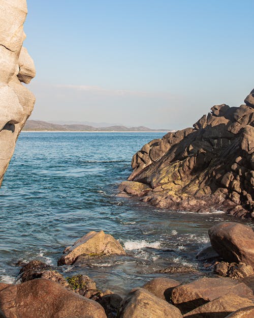 Darmowe zdjęcie z galerii z formacja skalna, krajobraz, linia brzegowa