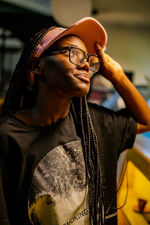 Δωρεάν στοκ φωτογραφιών με casual ρούχα, αφροαμερικάνα γυναίκα, γυαλιά οράσεως