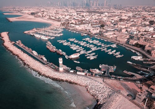 Fotografía Aérea De Cuerpo De Agua Rodeado De Barcos Y Edificios