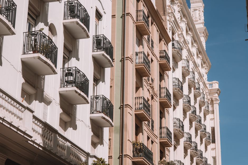 Elegantes edificios residenciales con arquitectura neoclásica en Valencia, España.