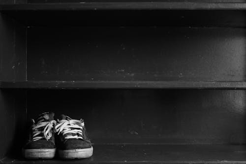 Základová fotografie zdarma na téma boty, černobílý, jednobarevný