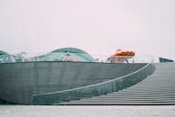 现代建筑结构采用时尚的设计和台阶，融入了城市元素与钢部件