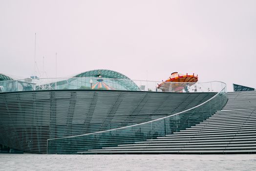 现代建筑结构采用时尚的设计和台阶，融入了城市元素与钢部件