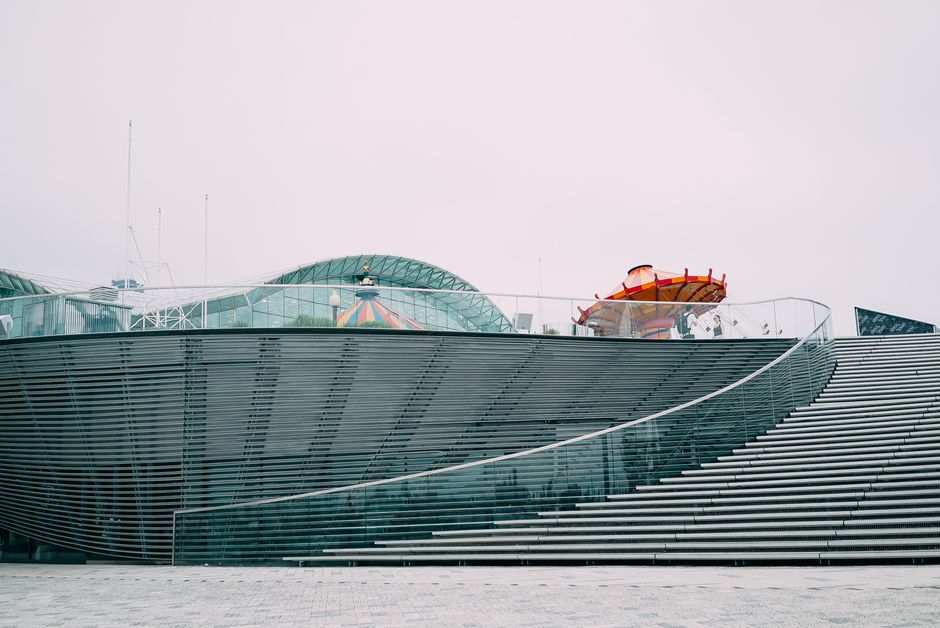 洗練されたデザインと階段を持つモダンな建築構造で、都市要素と鋼コンポーネントを特徴としています。