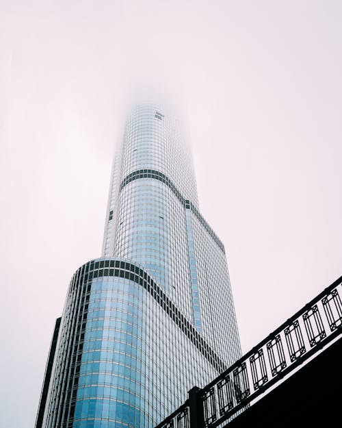 高層ビルのローアングル写真