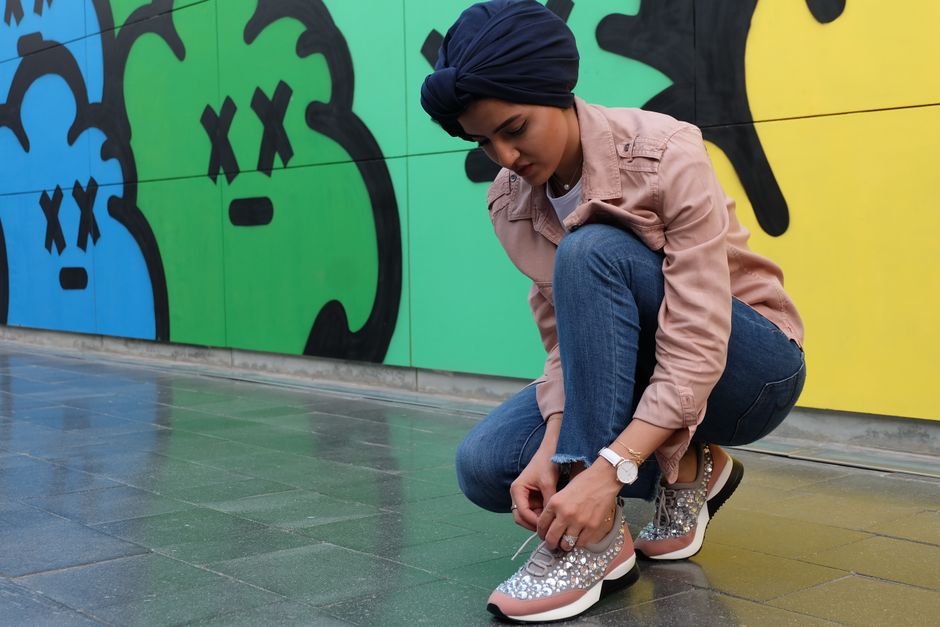 4. Jaket Denim dengan Detail: Bikin Penampilan Lebih Menarik 4. Jaket Denim dengan Detail: Bikin Penampilan Lebih Menarik