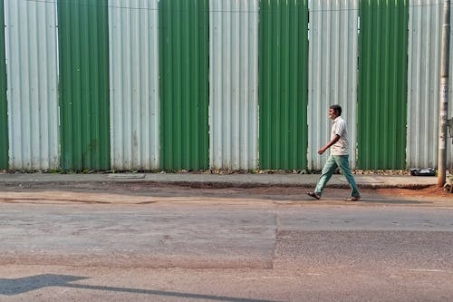 geometrik desen, yeşil, yürüyen adam içeren Ücretsiz stok fotoğraf