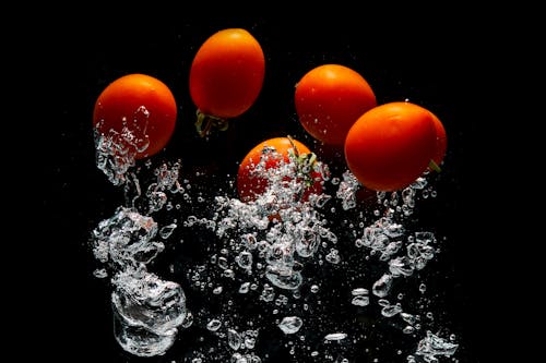 Cinq Tomates Dans Un Plan D'eau