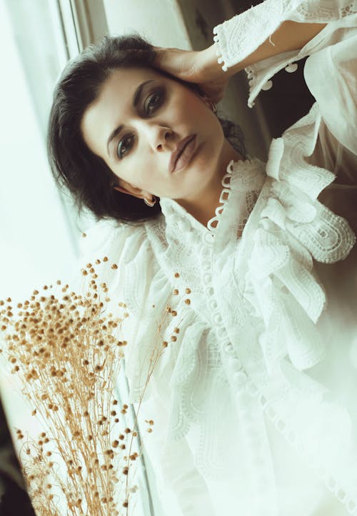 Immagine gratuita di bouquet secco, camicetta bianca, donna
